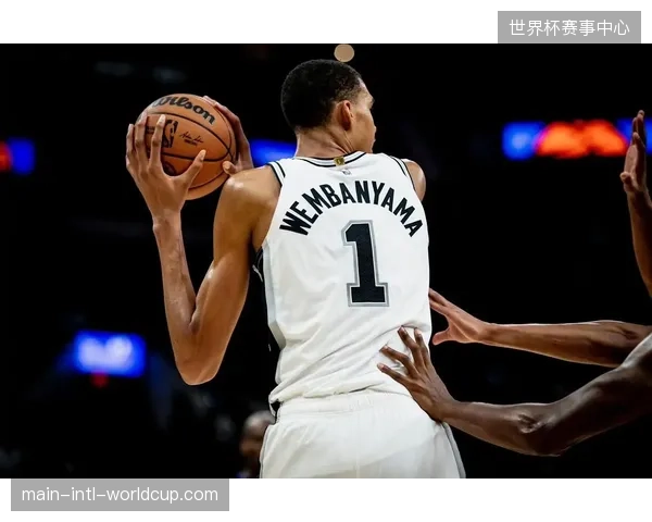尽管文班亚马展现护筐统治力,但马刺的轮转防守体系被布伦森的突破彻底撕裂